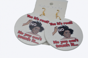 עגילים קלילים וצבעוניים עם אמירה