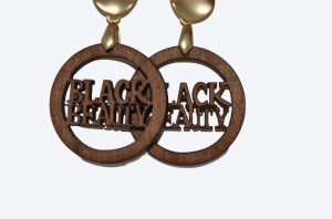 עגילים קלילים וצבעוניים עם אמירה