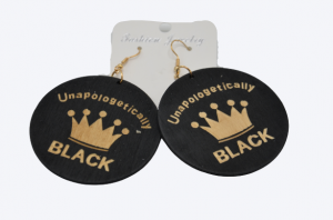 עגילים מעץ/ שחורה גאה